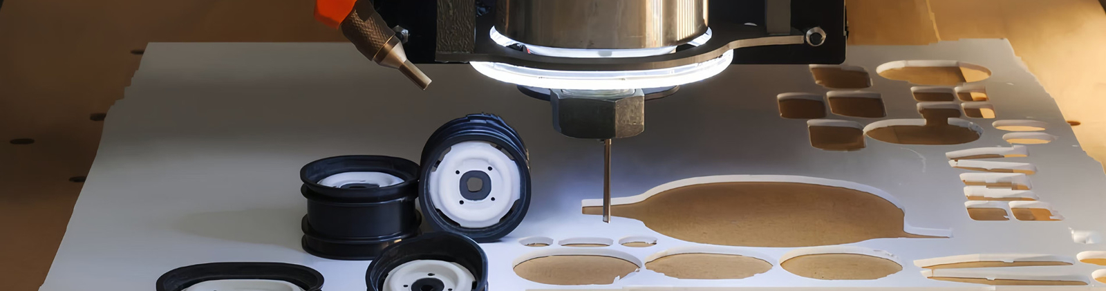 CNC que trabaja a máquina Delrin