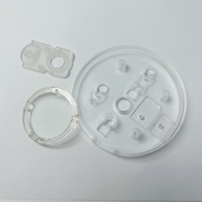 CNC que trabaja a máquina las piezas de Pmma