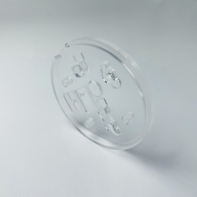 CNC que trabaja a máquina las piezas de Pmma